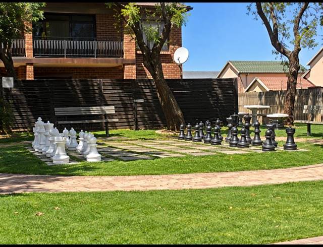 2 BEDROOM TOWNHOUSE FOR SALE IN SONNEVELD